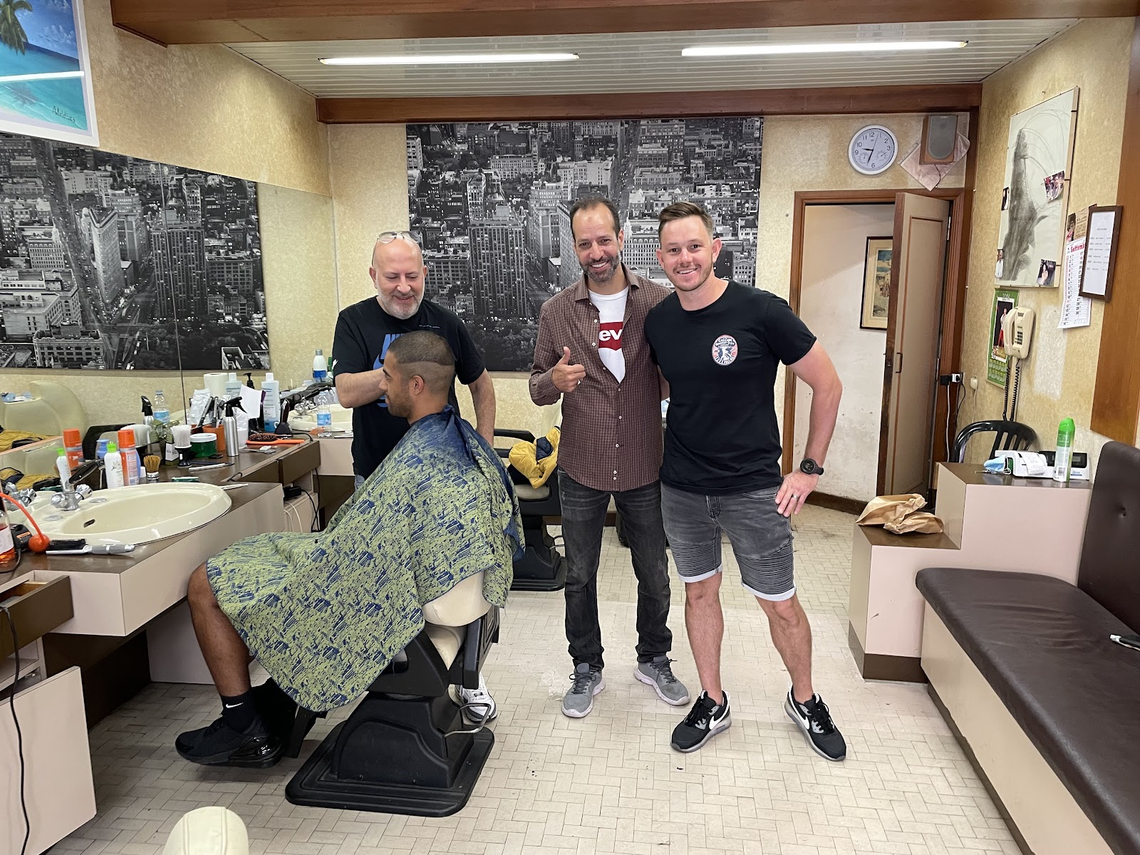 Barbiere al lavoro nel salone